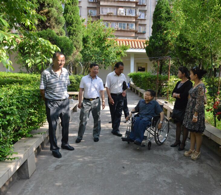 图为省残联领导到伟德官网调研(二) 图为省残联领导到伟德官网调研(二)